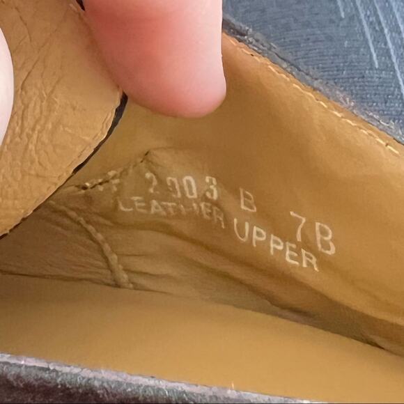 Ralph Lauren Made in Spain Brown Suede Classic Heels size 7. Leather upper. - Picture 9 of 10